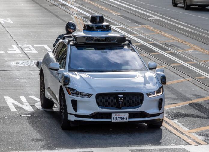 Autonomní vozidlo Waymo v ulicích LA (Dietmar Rabich) Autonomní vozidlo Waymo v ulicích LA (Dietmar Rabich)