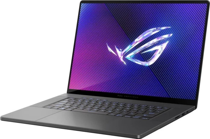 Notebook ASUS ROG Zephyrus G16 v barvě Eclipse Grey na tmavém stole s otevřeným víkem a tvůrčí aplikací zobrazenou na obrazovce (ASUS)